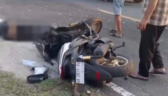 Lengah di Tikungan, Yamaha Aerox Hantam Elf dari Arah Berlawanan