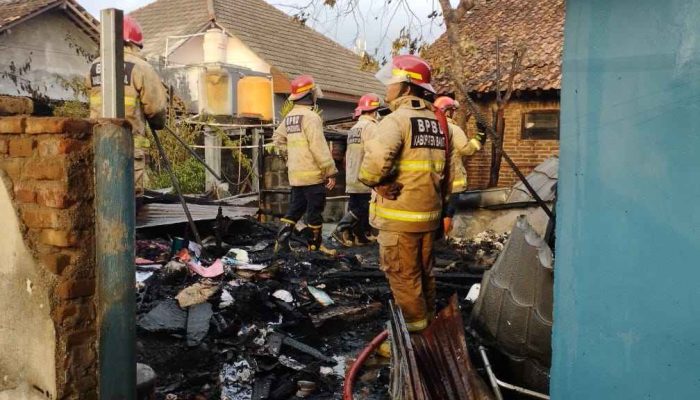 Diduga Korsleting Charger, Kamar Rumah Warga Ludes Dilalap Api