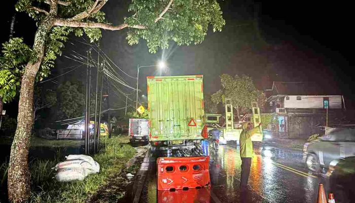 Motor Hantam Truk Mogok di Sentolo, Pengendara Tewas, Pembonceng Luka-Luka