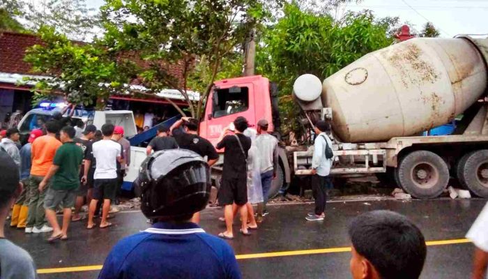 Tragis! Truk Molen Tabrak Motor, Dua Mahasiswa dan Pedagang Bakso Meninggal di Tempat