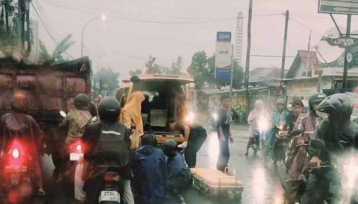 Naas, Mahasiswi Bantul Tergelincir di Jalan Licin dan Dilarikan ke Rumah Sakit