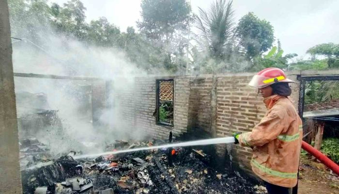 Asap Tebal Selimuti Brongkol, Gudang dan Atap Rumah Warga Hangus Terbakar