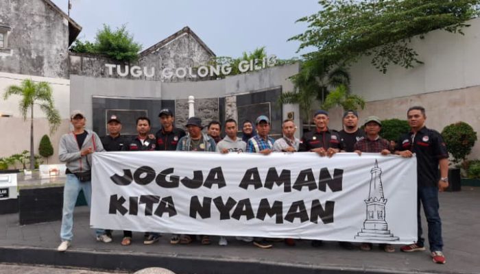 Aksi Humanis FKJR di Tugu Jogja, Bagi-Bagi Bunga Tolak Anarkisme