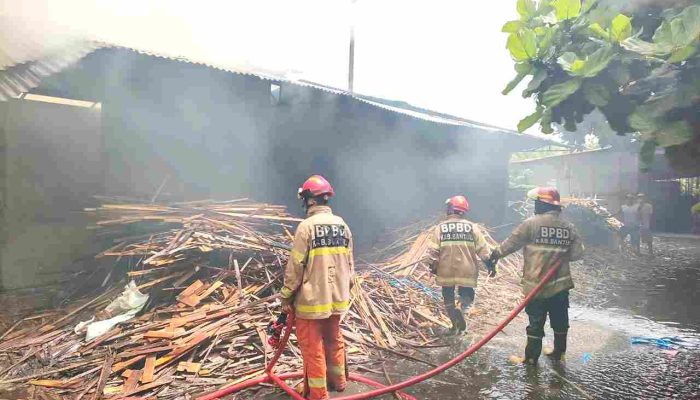 Asap Tebal dan Api Lahap Ruang Oven Kayu, CV KWAS Rugi Puluhan Juta