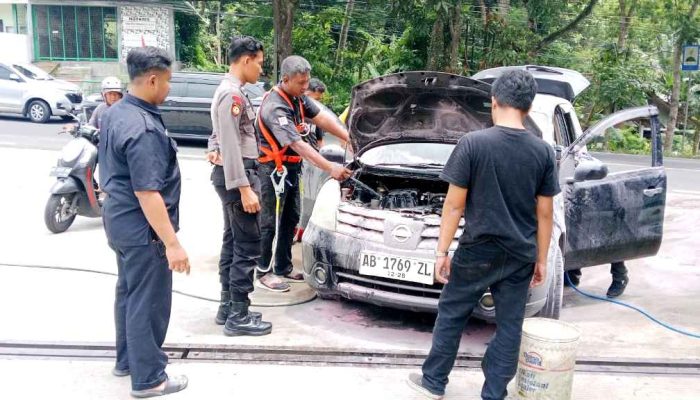 Grand Livina Terbakar di SPBU Patuk, Diduga Akibat Radiator Kering