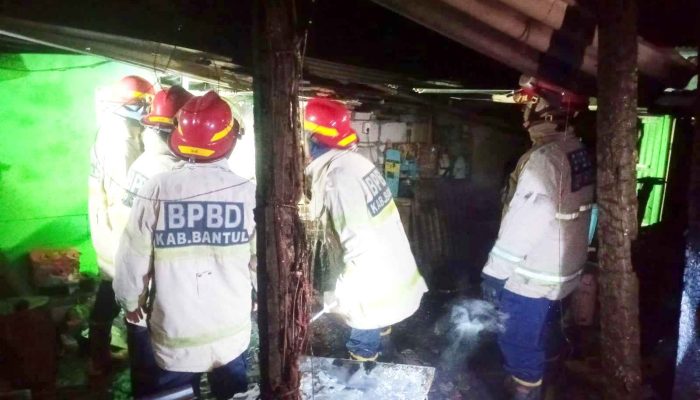 Dapur Warung Mel-Mel di Parangtritis Dilalap Api Saat Dini Hari