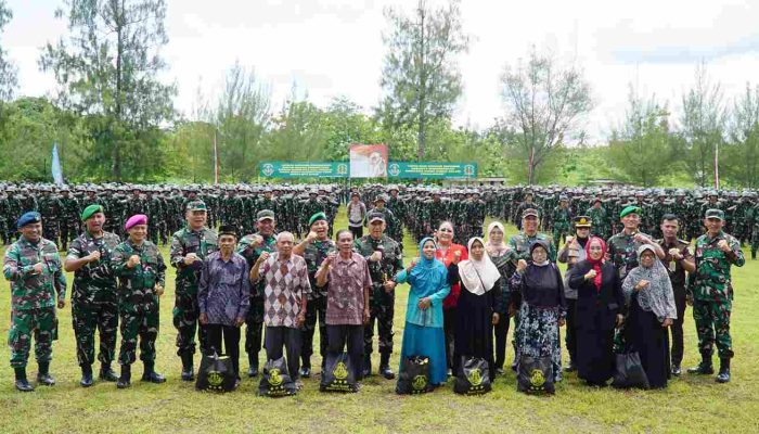 Taruna TNI-Akpol Akhiri Napak Tilas Jenderal Sudirman, Seribu Sembako Dibagikan ke Warga