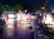 Hantam Median di Jalan Brawijaya, Truk Terbalik: Satu Tewas, Dua Luka Bakar