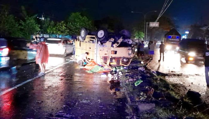 Hantam Median di Jalan Brawijaya, Truk Terbalik: Satu Tewas, Dua Luka Bakar