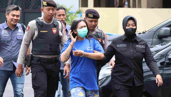 Diduga Siksa Anak dengan Sapu Lidi, ‘Putri Ciu’ Akhirnya Ditangkap