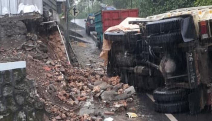 Kecelakaan Tunggal di Rongkop: Dump Truk Hantam Tanggul sebelum Terguling
