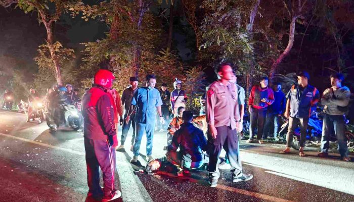 Nekat Salip di Turunan, Pemotor Hantam Truk Tangki di Gading