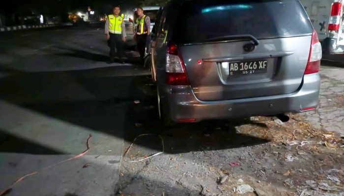 Innova Tabrak Tiang Lampu, Polisi Sebut Sopir Diduga Mengantuk