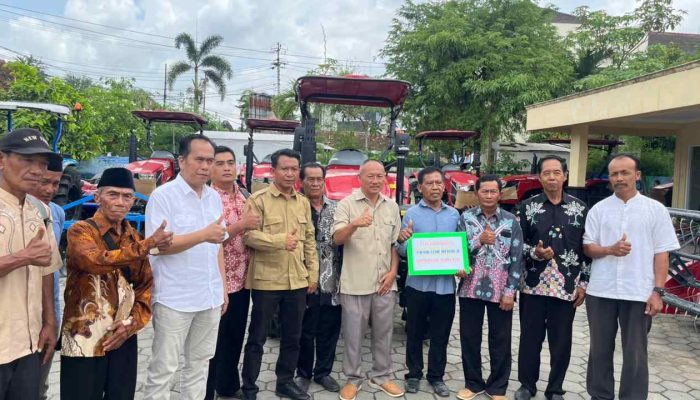 Petani Gunungkidul Terima Enam Traktor Bantuan Titiek Soeharto