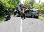 Truk Bermuatan Kayu Mundur di Tanjakan Dlingo, Grand Livina Jadi Korban