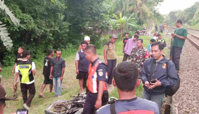 Motor Mogok di Perlintasan Tanpa Palang, Kereta Api Bengawan Tabrak Kendaraan Warga Temon