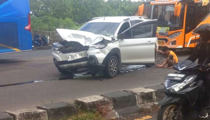 Truk Putar Arah Mendadak di Banguntapan, Mobil Ertiga Ringsek