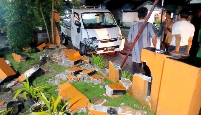 Sopir Mengantuk, Mobil Grandmax Tabrak Pagar Rumah Warga di Pajangan