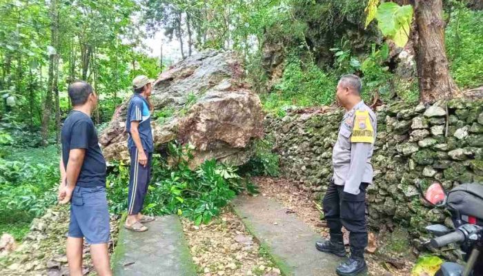 Hujan Berhari-hari Picu Batu Longsor, Jalan Antarpadukuhan di Tepus Terputus