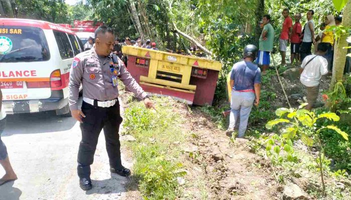 Truk Tabrak Motor Lalu Masuk Jurang di Lendah, Tiga Korban Dilarikan ke RS
