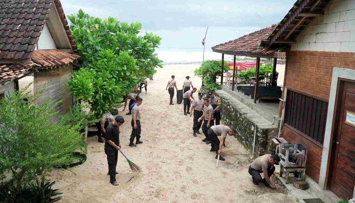 Dukung Gerakan Indonesia ASRI, Polres Gunungkidul Turun Bersih-Bersih Pantai Krakal