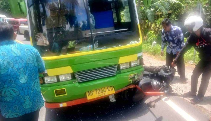Warga Rongkop Patah Tulang Usai Motor Beat Tabrakan dengan Mikrobus di Patuk