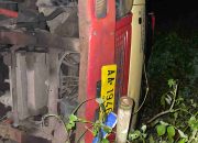 As Patah di Tanjakan, Truk Colt Diesel Mundur dan Terperosok ke Pekarangan Warga