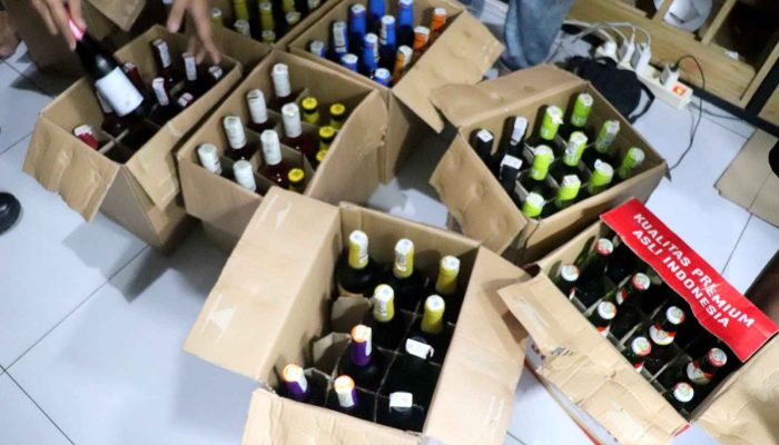 Digerebek Saat KRYD, Outlet 23 di Kasihan Kedapatan Simpan 124 Botol Miras Ilegal