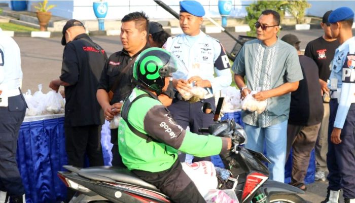 Bagi 2.000 Takjil di Jalan Janti, Satpom Lanud Adisutjipto Gandeng Dopper Shooting Club