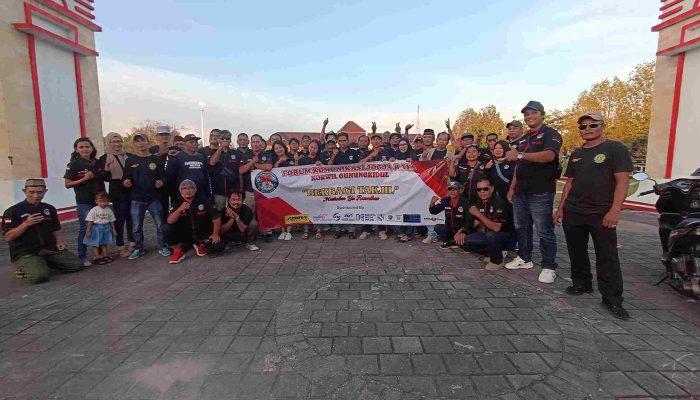 Ramadan Berbagi, FKJR Salurkan 600 Paket Takjil untuk Warga dan Pengguna Jalan di Alun-alun Wonosari