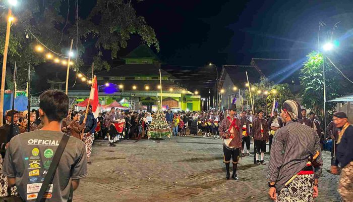 Garebeg Bakdo Ketupat Deresan, Ratusan Warga Berebut Berkah Gunungan