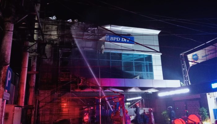 Ledakan Trafo Picu Kebakaran di Bank BPD DIY Wirobrajan, 6 Motor Ludes Terbakar