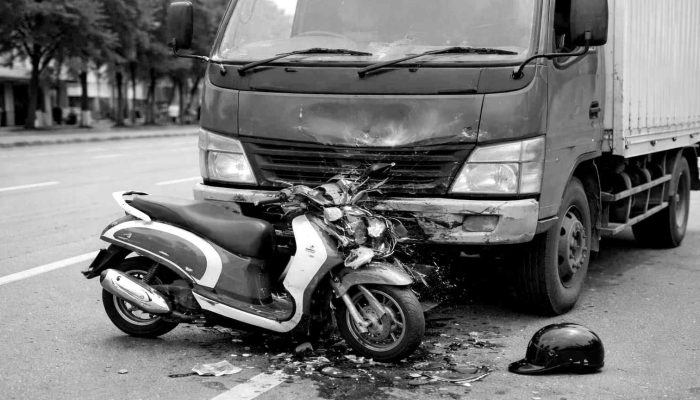 Gagal Salip di Jalan Karangmojo-Semin, Truk Tabrak Motor dari Arah Berlawanan