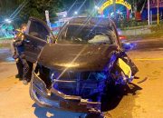 Diduga Mengantuk, Mobil Seruduk Tiang Listrik dan Kios Jamu di Jalan Bantul