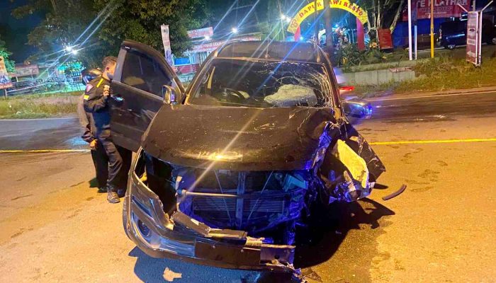 Diduga Mengantuk, Mobil Seruduk Tiang Listrik dan Kios Jamu di Jalan Bantul