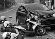 Belok ke SPBU, Avanza Ditabrak Motor dari Arah Berlawanan