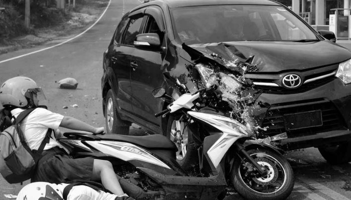 Belok ke SPBU, Avanza Ditabrak Motor dari Arah Berlawanan