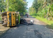 Diduga Salah Rute, Truk Bermuatan Tiang WiFi Terguling di Tanjakan Gua Selarong