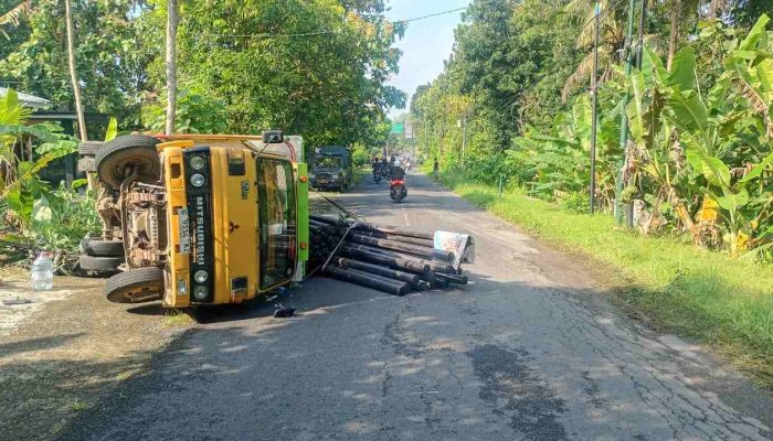 Diduga Salah Rute, Truk Bermuatan Tiang WiFi Terguling di Tanjakan Gua Selarong