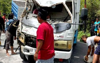Diduga Gardan Pecah, Truk Elf Bermuatan Batu Terguling di Jalan Bedoyo-Semanu