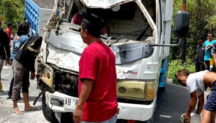 Diduga Gardan Pecah, Truk Elf Bermuatan Batu Terguling di Jalan Bedoyo-Semanu