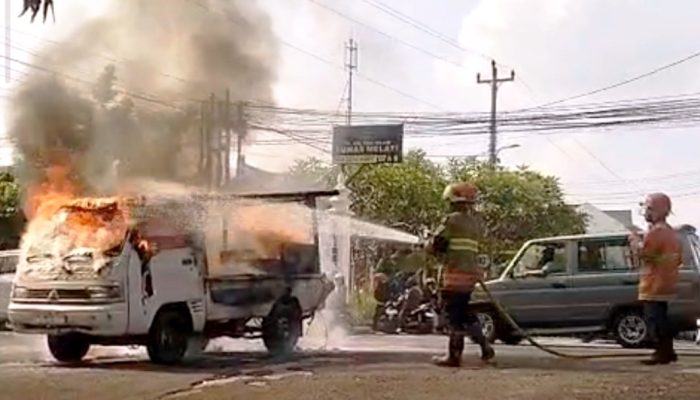 Mobil Pick Up Penjual Tahu Bulat Terbakar di Umbulharjo, Diduga Akibat Kebocoran Gas