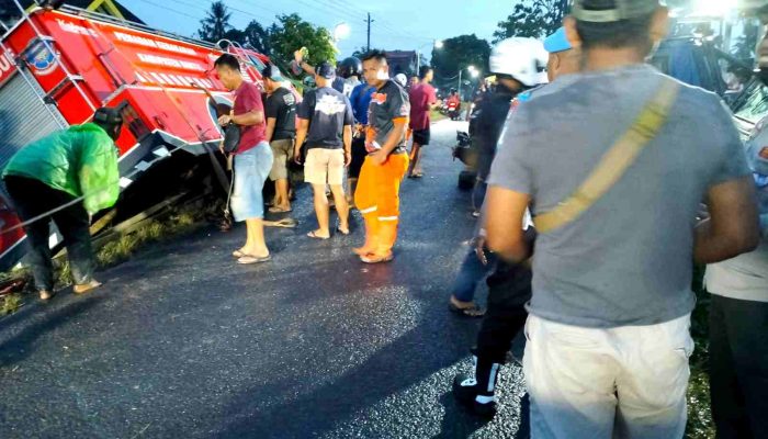 Jalan Licin dan Sempit, Mobil Damkar Bantul Alami Kecelakaan Tunggal