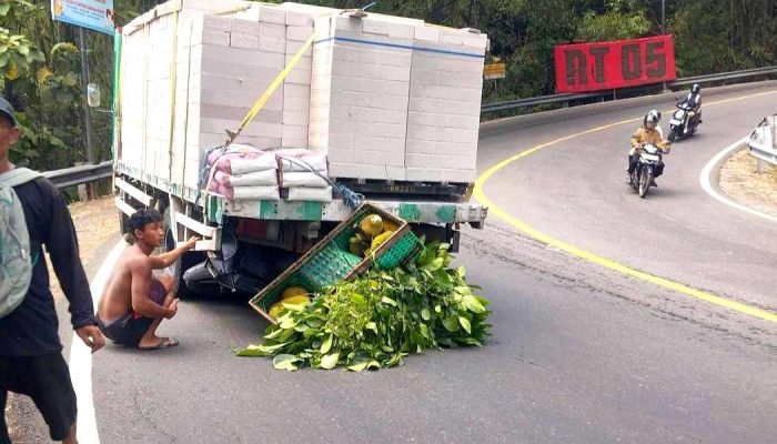 Truk Pengangkut Hebel Mundur di Tikungan Bokong Semar, Tabrak Motor