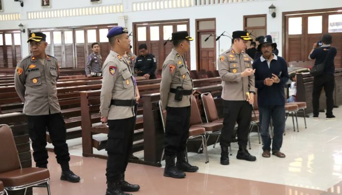 Pastikan Ibadah Aman, Jibom Brimob DIY Sisir Gereja-Gereja di Gunungkidul