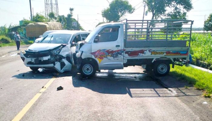 Ambil Jalur Lawan, Pick Up Grand Max Tabrak Sigra di Galur