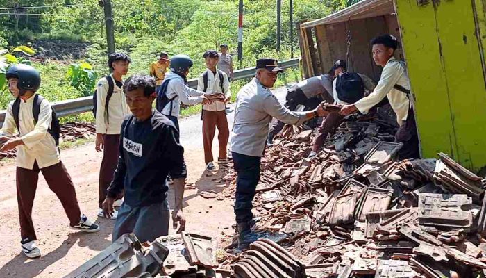 Tak Kuat Menanjak, Truk Pengangkut Genteng Terguling di Tepus