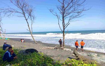 Satu Nelayan Hilang Usai Perahu Terbalik Dihantam Ombak di Pantai Baru Bantul