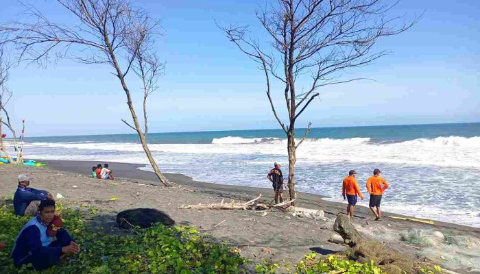 Satu Nelayan Hilang Usai Perahu Terbalik Dihantam Ombak di Pantai Baru Bantul