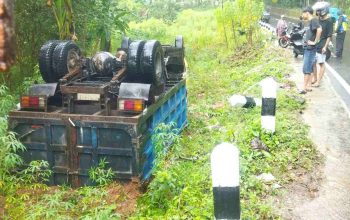 Diguyur Hujan, Truk Mitsubishi Terperosok dan Terbalik di Jalur Imogiri-Mangunan